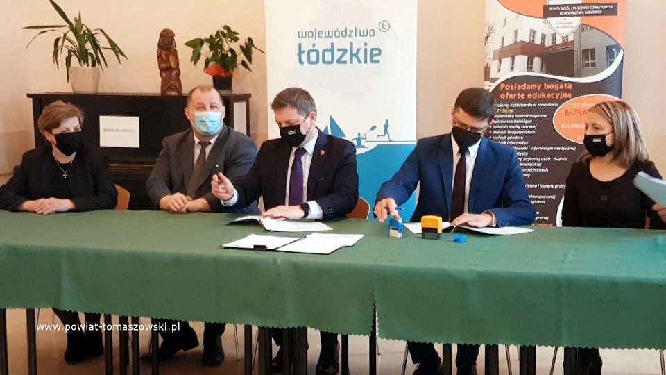 Na zdjęciu: od lewej: Elżbieta Łojszczyk – członek Zarządu Powiatu Tomaszowskiego, Mariusz Węgrzynowski – Starosta Powiatu Tomaszowskiego, Zbigniew Ziemba – Wicemarszałek Województwa Łódzkiego, Marek Kaźmierczyk – Wójt Gminy Rzeczyca, Ewa Wendrowska – radna Rady Sejmiku Województwa Łódzkiego, podczas podpisania umowy na dofinansowanie budowy kanalizacji w ciągu ulic Ignacego Mościckiego i Tomaszowskiej w Rzeczycy oraz modernizacji Stacji Uzdatniania Wody w Grotowicach. Na zdjęciu: od lewej: Elżbieta Łojszczyk – członek Zarządu Powiatu Tomaszowskiego, Mariusz Węgrzynowski – Starosta Powiatu Tomaszowskiego, Zbigniew Ziemba – Wicemarszałek Województwa Łódzkiego, Marek Kaźmierczyk – Wójt Gminy Rzeczyca, Ewa Wendrowska – radna Rady Sejmiku Województwa Łódzkiego, podczas podpisania umowy na dofinansowanie budowy kanalizacji w ciągu ulic Ignacego Mościckiego i Tomaszowskiej w Rzeczycy oraz modernizacji Stacji Uzdatniania Wody w Grotowicach.