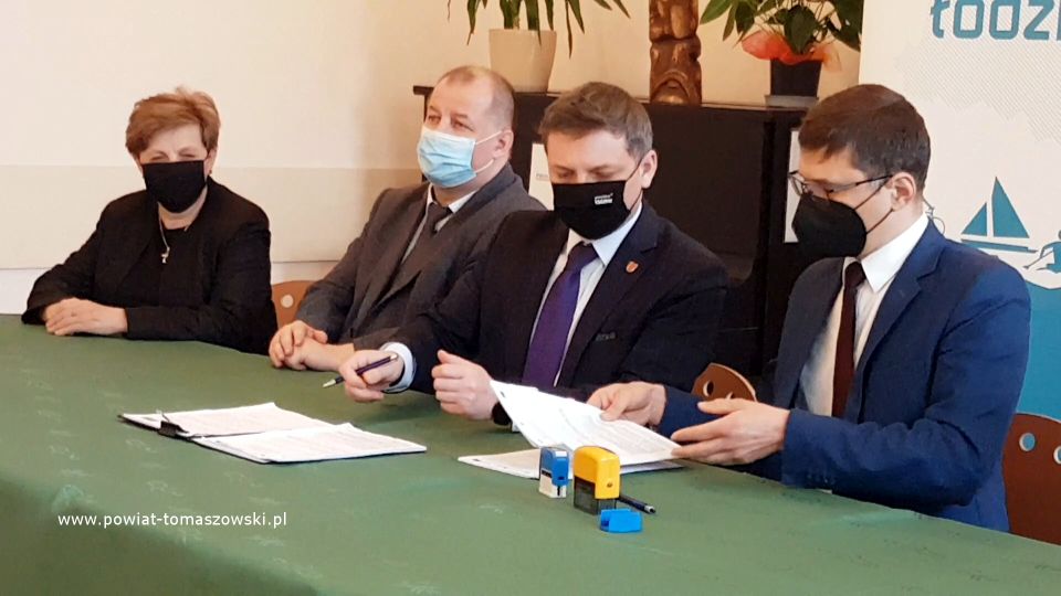 Na zdjęciu: od lewej: Elżbieta Łojszczyk – członek Zarządu Powiatu Tomaszowskiego, Mariusz Węgrzynowski – Starosta Powiatu Tomaszowskiego, Zbigniew Ziemba – Wicemarszałek Województwa Łódzkiego, Marek Kaźmierczyk – Wójt Gminy Rzeczyca, podczas podpisania umowy na dofinansowanie budowy kanalizacji w ciągu ulic Ignacego Mościckiego i Tomaszowskiej w Rzeczycy oraz modernizacji Stacji Uzdatniania Wody w Grotowicach. Na zdjęciu: od lewej: Elżbieta Łojszczyk – członek Zarządu Powiatu Tomaszowskiego, Mariusz Węgrzynowski – Starosta Powiatu Tomaszowskiego, Zbigniew Ziemba – Wicemarszałek Województwa Łódzkiego, Marek Kaźmierczyk – Wójt Gminy Rzeczyca, podczas podpisania umowy na dofinansowanie budowy kanalizacji w ciągu ulic Ignacego Mościckiego i Tomaszowskiej w Rzeczycy oraz modernizacji Stacji Uzdatniania Wody w Grotowicach.