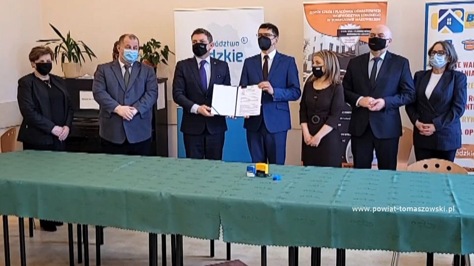 Na zdjęciu: od lewej: Elżbieta Łojszczyk – członek Zarządu Powiatu Tomaszowskiego, Mariusz Węgrzynowski – Starosta Powiatu Tomaszowskiego, Zbigniew Ziemba – Wicemarszałek Województwa Łódzkiego, Marek Kaźmierczyk – Wójt Gminy Rzeczyca, Ewa Wendrowska – radna Rady Sejmiku Województwa Łódzkiego, Janusz Ciesielski – radny Sejmiku Województwa Łódzkiego i Grażyna Frączak – skarbnik Gminy Rzeczyca podczas podpisania umowy na dofinansowanie budowy kanalizacji w ciągu ulic Ignacego Mościckiego i Tomaszowskiej w Rzeczycy oraz modernizacji Stacji Uzdatniania Wody w Grotowicach. Na zdjęciu: od lewej: Elżbieta Łojszczyk – członek Zarządu Powiatu Tomaszowskiego, Mariusz Węgrzynowski – Starosta Powiatu Tomaszowskiego, Zbigniew Ziemba – Wicemarszałek Województwa Łódzkiego, Marek Kaźmierczyk – Wójt Gminy Rzeczyca, Ewa Wendrowska – radna Rady Sejmiku Województwa Łódzkiego, Janusz Ciesielski – radny Sejmiku Województwa Łódzkiego i Grażyna Frączak – skarbnik Gminy Rzeczyca podczas podpisania umowy na dofinansowanie budowy kanalizacji w ciągu ulic Ignacego Mościckiego i Tomaszowskiej w Rzeczycy oraz modernizacji Stacji Uzdatniania Wody w Grotowicach.