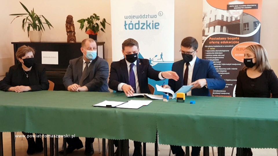 Na zdjęciu: od lewej: Elżbieta Łojszczyk – członek Zarządu Powiatu Tomaszowskiego, Mariusz Węgrzynowski – Starosta Powiatu Tomaszowskiego, Zbigniew Ziemba – Wicemarszałek Województwa Łódzkiego, Marek Kaźmierczyk – Wójt Gminy Rzeczyca, Ewa Wendrowska – radna Rady Sejmiku Województwa Łódzkiego, podczas podpisania umowy na dofinansowanie budowy kanalizacji w ciągu ulic Ignacego Mościckiego i Tomaszowskiej w Rzeczycy oraz modernizacji Stacji Uzdatniania Wody w Grotowicach.