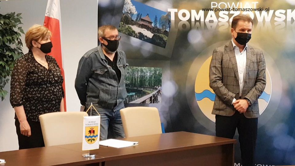 Na zdjęciu: od lewej: Elżbieta Łojszczyk - członek Zarządu Powiatu Tomaszowskiego, Krzysztof Tarkowski – podinspektor Wydziału Inwestycji i Pozyskiwania Środków, Paweł Siminiak – właściciel Przedsiębiorstwa Budowlanego Pagma-Bud,  podczas podpisania umowy z wykonawcą zadania pn. „Adaptacja budynku położonego na terenie Specjalnego Ośrodka Szkolno-Wychowawczego w Tomaszowie Mazowieckim z przeznaczeniem na rehabilitację zawodową i społeczną osób niepełnosprawnych”