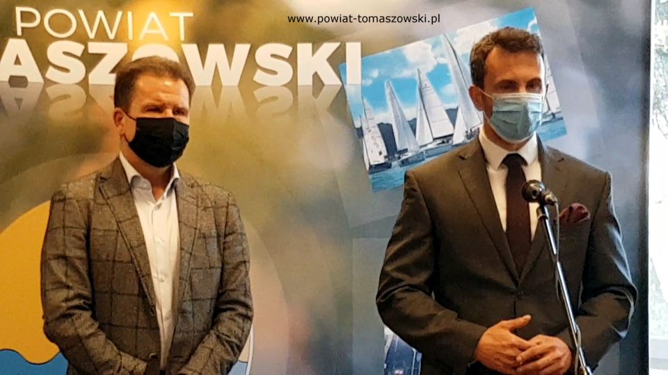 Na zdjęciu: od prawej: Marek Kubiak – członek Zarządu Powiatu Tomaszowskiego,  Paweł Siminiak – właściciel Przedsiębiorstwa Budowlanego Pagma-Bud, podczas podpisania umowy z wykonawcą zadania pn. „Adaptacja budynku położonego na terenie Specjalnego Ośrodka Szkolno-Wychowawczego w Tomaszowie Mazowieckim z przeznaczeniem na rehabilitację zawodową i społeczną osób niepełnosprawnych”