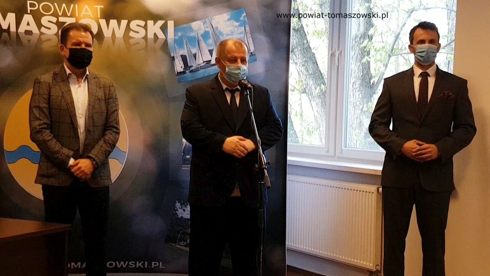 Na zdjęciu: od prawej: Marek Kubiak – członek Zarządu Powiatu Tomaszowskiego,   Mariusz Węgrzynowski – Starosta Powiatu Tomaszowskiego, Paweł Siminiak – właściciel Przedsiębiorstwa Budowlanego Pagma-Bud, podczas podpisania umowy z wykonawcą zadania pn. „Adaptacja budynku położonego na terenie Specjalnego Ośrodka Szkolno-Wychowawczego w Tomaszowie Mazowieckim z przeznaczeniem na rehabilitację zawodową i społeczną osób niepełnosprawnych”