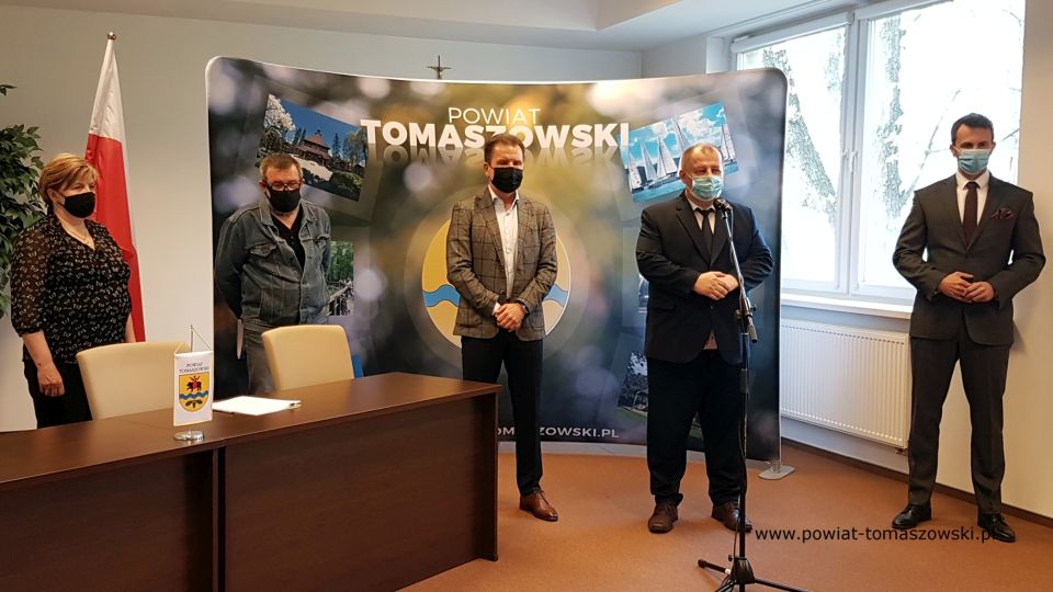 Na zdjęciu: od prawej: Marek Kubiak – członek Zarządu Powiatu Tomaszowskiego,   Mariusz Węgrzynowski – Starosta Powiatu Tomaszowskiego, Paweł Siminiak – właściciel Przedsiębiorstwa Budowlanego Pagma-Bud, Krzysztof Tarkowski – podinspektor Wydziału Inwestycji i Pozyskiwania Środków Elżbieta Łojszczyk - członek Zarządu Powiatu Tomaszowskiego, podczas podpisania umowy z wykonawcą zadania pn. „Adaptacja budynku położonego na terenie Specjalnego Ośrodka Szkolno-Wychowawczego w Tomaszowie Mazowieckim z przeznaczeniem na rehabilitację zawodową i społeczną osób niepełnosprawnych”