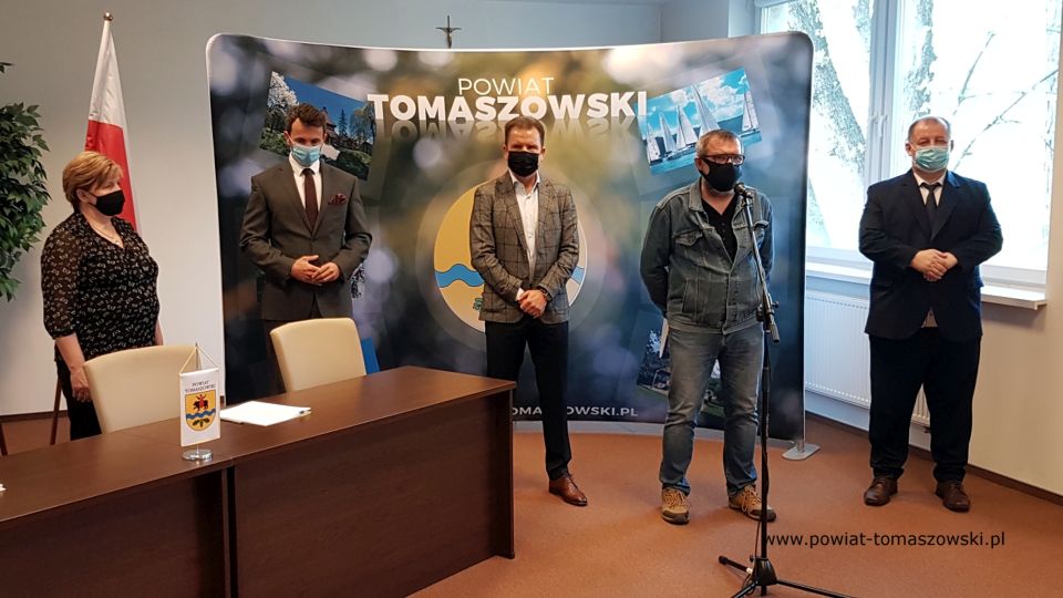 Na zdjęciu: od prawej: Mariusz Węgrzynowski – Starosta Powiatu Tomaszowskiego, Krzysztof Tarkowski – podinspektor Wydziału Inwestycji i Pozyskiwania Środków, Paweł Siminiak – właściciel Przedsiębiorstwa Budowlanego Pagma-Bud, Marek Kubiak – członek Zarządu Powiatu Tomaszowskiego,  Elżbieta Łojszczyk - członek Zarządu Powiatu Tomaszowskiego, podczas podpisania umowy z wykonawcą zadania pn. „Adaptacja budynku położonego na terenie Specjalnego Ośrodka Szkolno-Wychowawczego w Tomaszowie Mazowieckim z przeznaczeniem na rehabilitację zawodową i społeczną osób niepełnosprawnych”