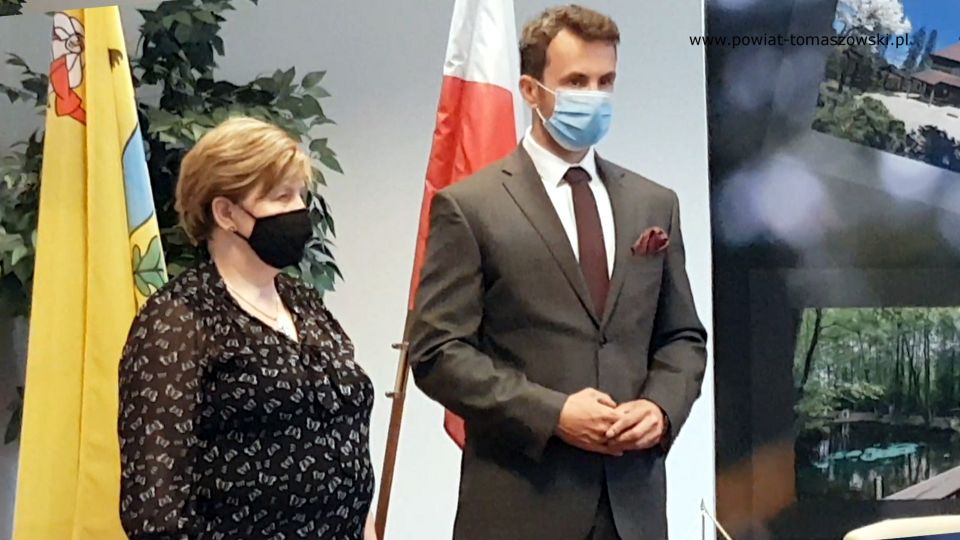 Na zdjęciu: od prawej: Elżbieta Łojszczyk - członek Zarządu Powiatu Tomaszowskiego i  Marek Kubiak – członek Zarządu Powiatu Tomaszowskiego,  podczas podpisania umowy z wykonawcą zadania pn. „Adaptacja budynku położonego na terenie Specjalnego Ośrodka Szkolno-Wychowawczego w Tomaszowie Mazowieckim z przeznaczeniem na rehabilitację zawodową i społeczną osób niepełnosprawnych”