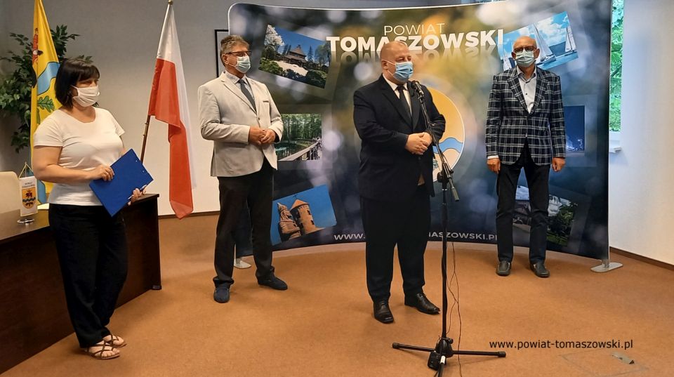 Na zdjęciu: od prawej: Jacek Kawecki – właściciel Firmy „Kawecki”, wykonawca zadania, Mariusz Węgrzynowski – Starosta Powiatu Tomaszowskiego, Leszek Ogórek – Wicestarosta Powiatu, Elżbieta Rudzka – dyrektor Zarządu Dróg Powiatowych, podczas konferencji prasowej, na której podpisana została umowa na realizację zadania „Rozbudowa drogi powiatowej nr 4339E wraz z przebudową obiektu mostowego na rzece Czarna Bielina w ciągu ul. Spalskiej w Tomaszowie Mazowieckim”