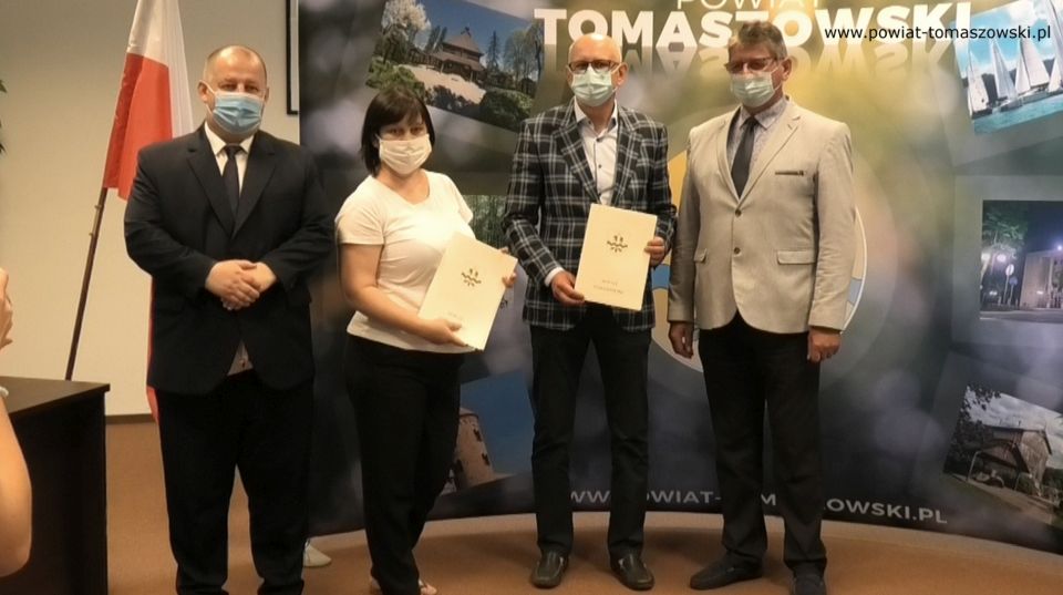 Na zdjęciu: od prawej: Leszek Ogórek – Wicestarosta Powiatu, Jacek Kawecki – właściciel Firmy „Kawecki”, wykonawca zadania, Elżbieta Rudzka – dyrektor Zarządu Dróg Powiatowych, Mariusz Węgrzynowski – Starosta Powiatu Tomaszowskiego, podczas konferencji prasowej, na której podpisana została umowa na realizację zadania „Rozbudowa drogi powiatowej nr 4339E wraz z przebudową obiektu mostowego na rzece Czarna Bielina w ciągu ul. Spalskiej w Tomaszowie Mazowieckim”