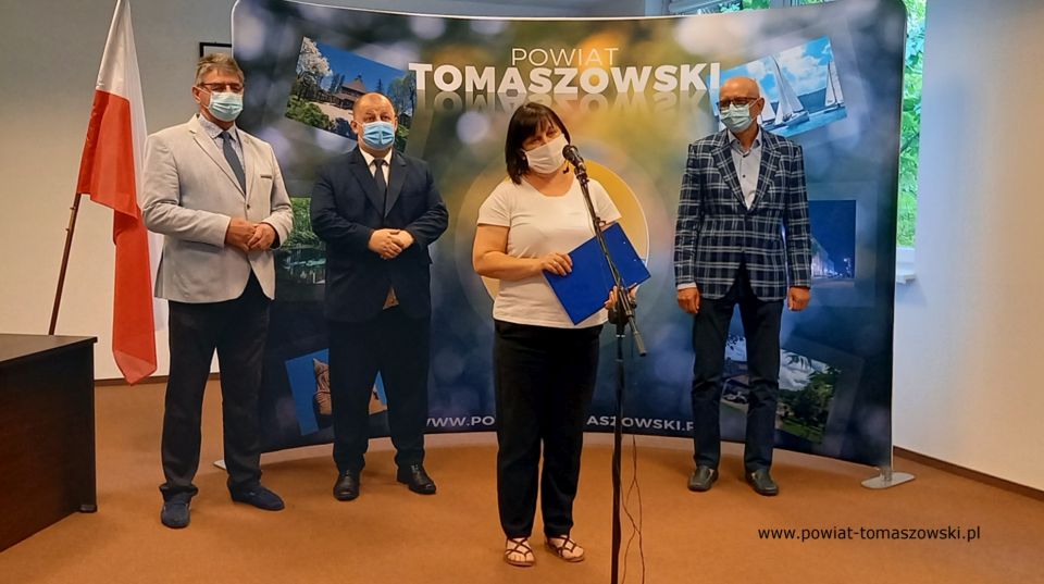 Na zdjęciu: od prawej: Jacek Kawecki – właściciel Firmy „Kawecki”, wykonawca zadania, Elżbieta Rudzka – dyrektor Zarządu Dróg Powiatowych, Mariusz Węgrzynowski – Starosta Powiatu Tomaszowskiego, Leszek Ogórek – Wicestarosta Powiatu, podczas konferencji prasowej, na której podpisana została umowa na realizację zadania „Rozbudowa drogi powiatowej nr 4339E wraz z przebudową obiektu mostowego na rzece Czarna Bielina w ciągu ul. Spalskiej w Tomaszowie Mazowieckim”