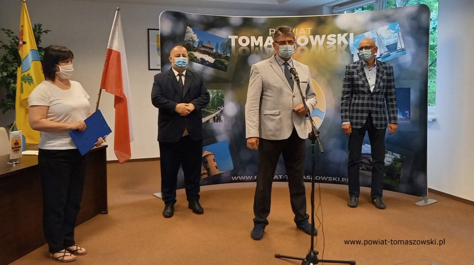 Na zdjęciu: od prawej: Jacek Kawecki – właściciel Firmy „Kawecki”, wykonawca zadania, Leszek Ogórek – Wicestarosta Powiatu, Mariusz Węgrzynowski – Starosta Powiatu Tomaszowskiego, Elżbieta Rudzka – dyrektor Zarządu Dróg Powiatowych, podczas konferencji prasowej, na której podpisana została umowa na realizację zadania „Rozbudowa drogi powiatowej nr 4339E wraz z przebudową obiektu mostowego na rzece Czarna Bielina w ciągu ul. Spalskiej w Tomaszowie Mazowieckim”