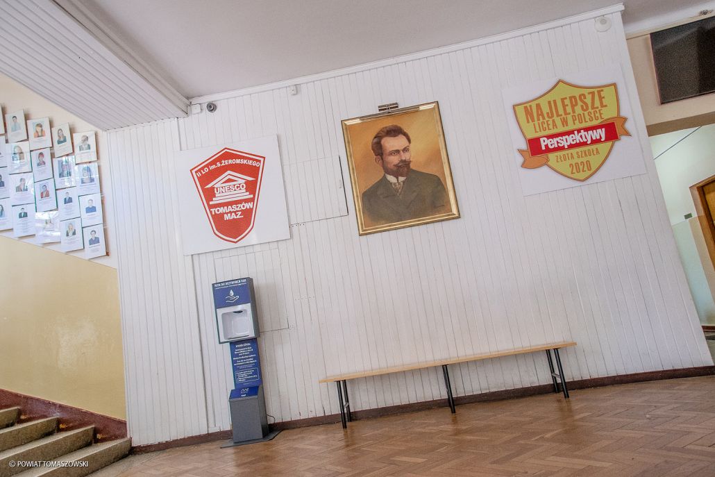 Stacje dezynfekujące w szkołach ponadpodstawowych prowadzonych przez powiat tomaszowski
