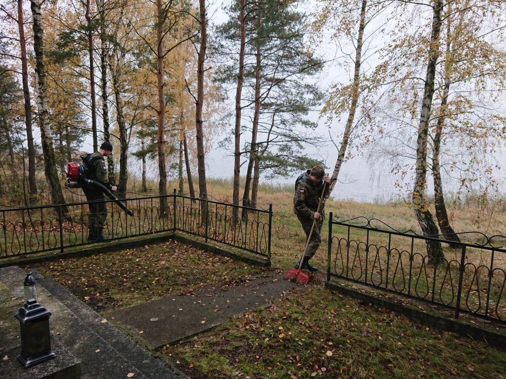 Tomaszowscy strzelcy posprzątali miejsca pamięci narodowej