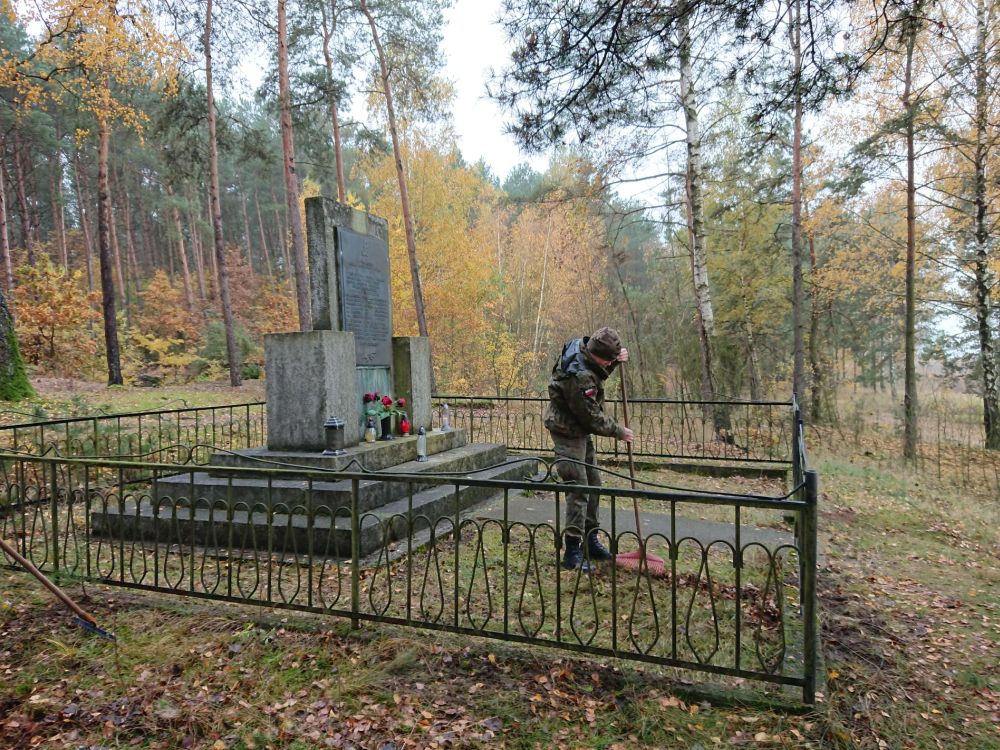 Tomaszowscy strzelcy posprzątali miejsca pamięci narodowej