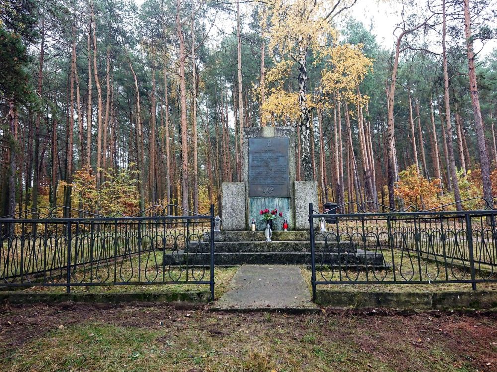 Tomaszowscy strzelcy posprzątali miejsca pamięci narodowej