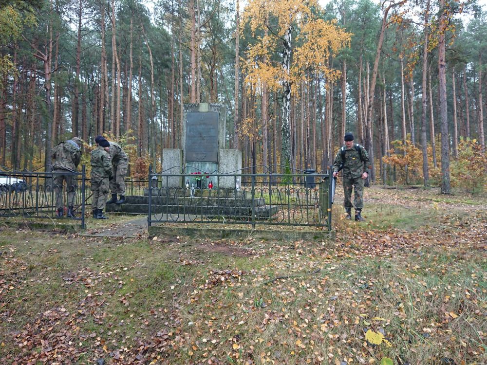 Tomaszowscy strzelcy posprzątali miejsca pamięci narodowej