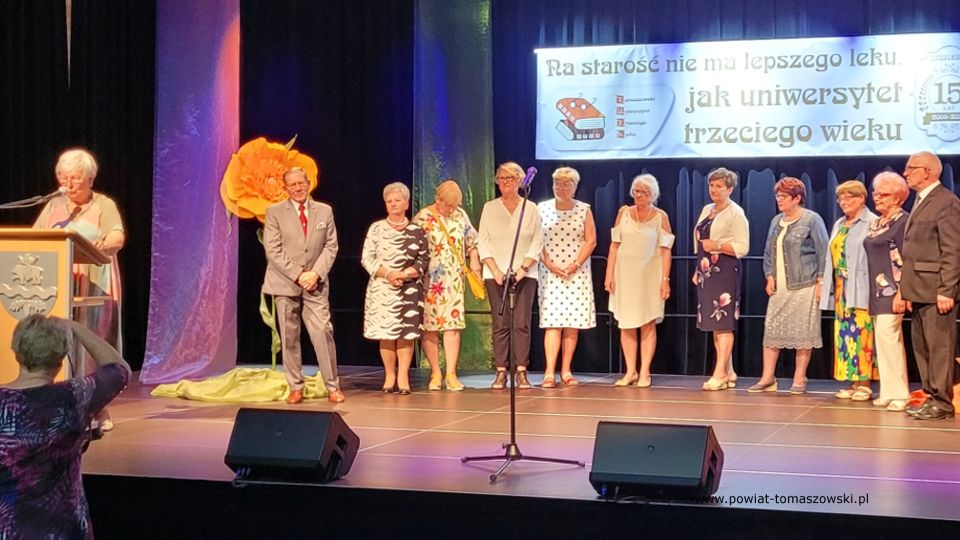Na zdjęciu: zdjęcie z obchodów jubileuszu 15-lecia działalności Tomaszowskiego Uniwersytetu Trzeciego Wieku