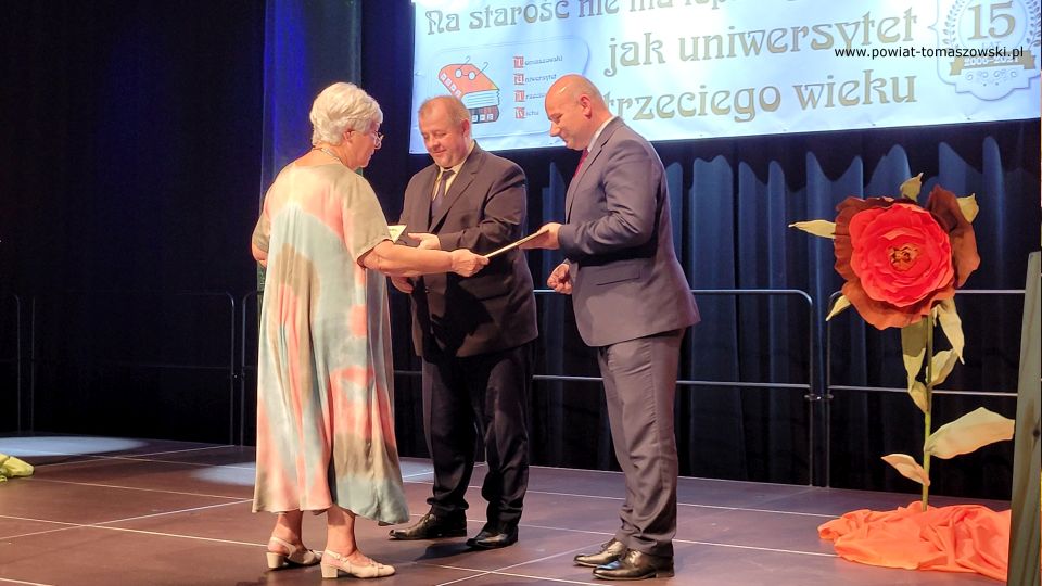 Na zdjęciu: zdjęcie z obchodów jubileuszu 15-lecia działalności Tomaszowskiego Uniwersytetu Trzeciego Wieku