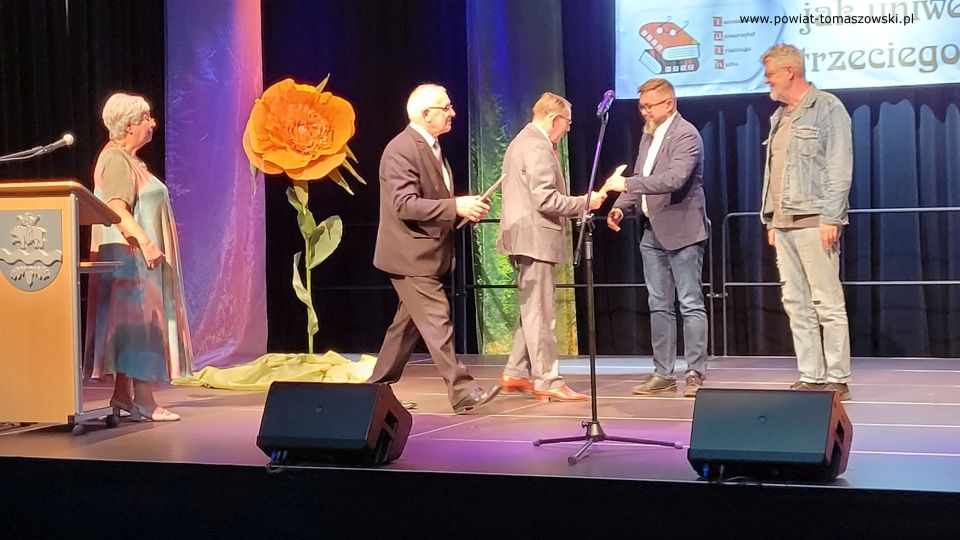 Na zdjęciu: zdjęcie z obchodów jubileuszu 15-lecia działalności Tomaszowskiego Uniwersytetu Trzeciego Wieku