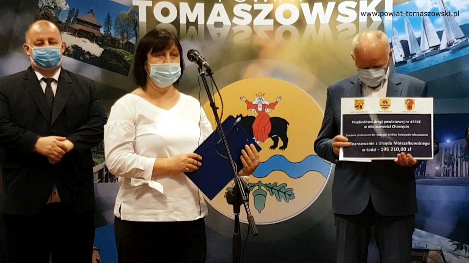Na zdjęciu: od prawej: Franciszek Szmigiel – Wójt Gminy Tomaszów Mazowiecki, Elżbieta Rudzka – dyrektor Zarządu Dróg Powiatowych, Mariusz Węgrzynowski – Starosta Powiatu Tomaszowskiego, , podczas konferencji prasowej dotyczącej informacji o otrzymaniu środków z budżetu Województwa Łódzkiego na realizację dwóch zadań: „Modernizacja drogi powiatowej numer 4328E w miejscowości Twarda” oraz dla Gminy Tomaszów Maz. na realizację zadania „Przebudowa drogi powiatowej w miejscowości Chorzęcin”