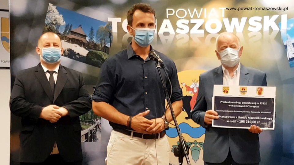 Na zdjęciu: od prawej: Franciszek Szmigiel – Wójt Gminy Tomaszów Mazowiecki, Marek Kubiak – członek Zarządu Powiatu Tomaszowskiego, Mariusz Węgrzynowski – Starosta Powiatu Tomaszowskiego, podczas konferencji prasowej dotyczącej informacji o otrzymaniu środków z budżetu Województwa Łódzkiego na realizację dwóch zadań: „Modernizacja drogi powiatowej numer 4328E w miejscowości Twarda” oraz dla Gminy Tomaszów Maz. na realizację zadania „Przebudowa drogi powiatowej w miejscowości Chorzęcin”