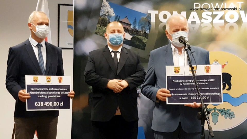 Na zdjęciu: od prawej: Franciszek Szmigiel – Wójt Gminy Tomaszów Mazowiecki, Mariusz Węgrzynowski – Starosta Powiatu Tomaszowskiego, Włodzimierz Justyna – radny Rady Powiatu Tomaszowskiego, podczas konferencji prasowej dotyczącej informacji o otrzymaniu środków z budżetu Województwa Łódzkiego na realizację dwóch zadań: „Modernizacja drogi powiatowej numer 4328E w miejscowości Twarda” oraz dla Gminy Tomaszów Maz. na realizację zadania „Przebudowa drogi powiatowej w miejscowości Chorzęcin”
