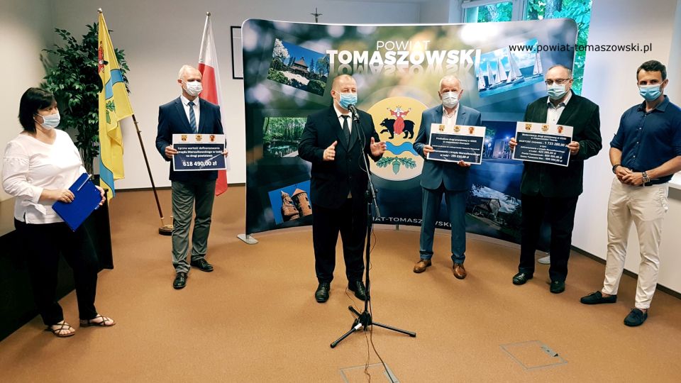 Na zdjęciu: od prawej: Marek Kubiak – członek Zarządu Powiatu Tomaszowskiego, Edmund Król - radny Rady Powiatu Tomaszowskiego, Franciszek Szmigiel – Wójt Gminy Tomaszów Mazowiecki, Mariusz Węgrzynowski – Starosta Powiatu Tomaszowskiego, Włodzimierz Justyna - radny Rady Powiatu Tomaszowskiego i Elżbieta Rudzka – dyrektor Zarządu Dróg Powiatowych, podczas konferencji prasowej dotyczącej informacji o otrzymaniu środków z budżetu Województwa Łódzkiego na realizację dwóch zadań: „Modernizacja drogi powiatowej numer 4328E w miejscowości Twarda” oraz dla Gminy Tomaszów Maz. na realizację zadania „Przebudowa drogi powiatowej w miejscowości Chorzęcin”