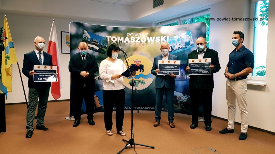 Na zdjęciu: od prawej: Marek Kubiak – członek Zarządu Powiatu Tomaszowskiego, Edmund Król - radny Rady Powiatu Tomaszowskiego, Franciszek Szmigiel – Wójt Gminy Tomaszów Mazowiecki, Elżbieta Rudzka – dyrektor Zarządu Dróg Powiatowych, Mariusz Węgrzynowski – Starosta Powiatu Tomaszowskiego, Włodzimierz Justyna - radny Rady Powiatu Tomaszowskiego i podczas konferencji prasowej dotyczącej informacji o otrzymaniu środków z budżetu Województwa Łódzkiego na realizację dwóch zadań: „Modernizacja drogi powiatowej numer 4328E w miejscowości Twarda” oraz dla Gminy Tomaszów Maz. na realizację zadania „Przebudowa drogi powiatowej w miejscowości Chorzęcin”