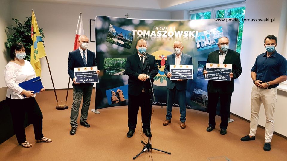 Na zdjęciu: od prawej: Marek Kubiak – członek Zarządu Powiatu Tomaszowskiego, Edmund Król - radny Rady Powiatu Tomaszowskiego, Franciszek Szmigiel – Wójt Gminy Tomaszów Mazowiecki, Mariusz Węgrzynowski – Starosta Powiatu Tomaszowskiego, Włodzimierz Justyna - radny Rady Powiatu Tomaszowskiego i Elżbieta Rudzka – dyrektor Zarządu Dróg Powiatowych, podczas konferencji prasowej dotyczącej informacji o otrzymaniu środków z budżetu Województwa Łódzkiego na realizację dwóch zadań: „Modernizacja drogi powiatowej numer 4328E w miejscowości Twarda” oraz dla Gminy Tomaszów Maz. na realizację zadania „Przebudowa drogi powiatowej w miejscowości Chorzęcin”