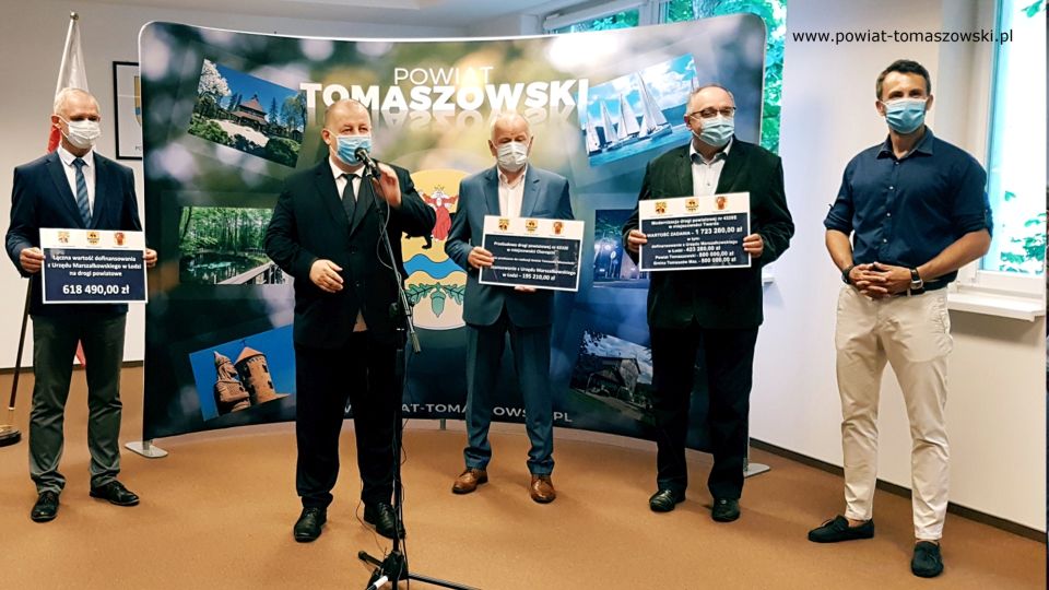 Na zdjęciu: od prawej: Marek Kubiak – członek Zarządu Powiatu Tomaszowskiego, Edmund Król - radny Rady Powiatu Tomaszowskiego, Franciszek Szmigiel – Wójt Gminy Tomaszów Mazowiecki, Mariusz Węgrzynowski – Starosta Powiatu Tomaszowskiego, Włodzimierz Justyna - radny Rady Powiatu Tomaszowskiego, podczas konferencji prasowej dotyczącej informacji o otrzymaniu środków z budżetu Województwa Łódzkiego na realizację dwóch zadań: „Modernizacja drogi powiatowej numer 4328E w miejscowości Twarda” oraz dla Gminy Tomaszów Maz. na realizację zadania „Przebudowa drogi powiatowej w miejscowości Chorzęcin”