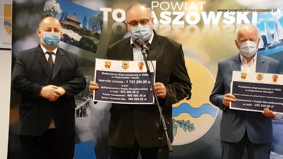 Na zdjęciu: od prawej: Franciszek Szmigiel – Wójt Gminy Tomaszów Mazowiecki, Edmund Król - radny Rady Powiatu Tomaszowskiego, Mariusz Węgrzynowski – Starosta Powiatu Tomaszowskiego, podczas konferencji prasowej dotyczącej informacji o otrzymaniu środków z budżetu Województwa Łódzkiego na realizację dwóch zadań: „Modernizacja drogi powiatowej numer 4328E w miejscowości Twarda” oraz dla Gminy Tomaszów Maz. na realizację zadania „Przebudowa drogi powiatowej w miejscowości Chorzęcin”