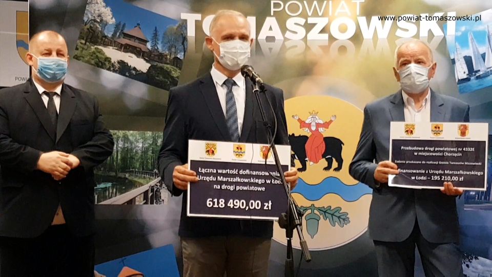 Na zdjęciu: od prawej: Franciszek Szmigiel – Wójt Gminy Tomaszów Mazowiecki, Włodzimierz Justyna - radny Rady Powiatu Tomaszowskiego, Mariusz Węgrzynowski – Starosta Powiatu Tomaszowskiego, podczas konferencji prasowej dotyczącej informacji o otrzymaniu środków z budżetu Województwa Łódzkiego na realizację dwóch zadań: „Modernizacja drogi powiatowej numer 4328E w miejscowości Twarda” oraz dla Gminy Tomaszów Maz. na realizację zadania „Przebudowa drogi powiatowej w miejscowości Chorzęcin”