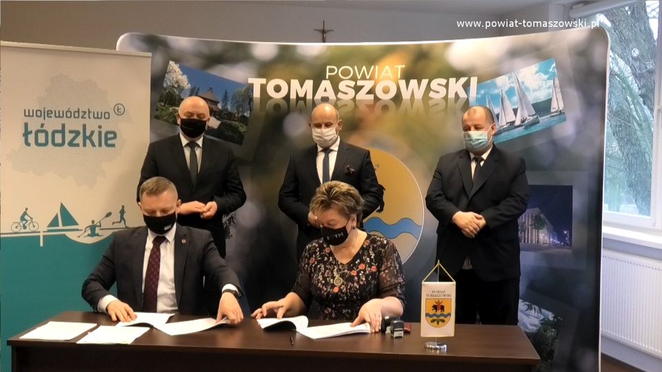 Na zdjęciu: umowę podpisują Wacława Bąk – Przewodnicząca Rady Powiatu Tomaszowskiego i Prezes Tomaszowskiego Towarzystwa Budownictwa Społecznego i Zbigniew Ziemba – Wicemarszałek Województwa Łódzkiego, z tyłu od prawej: Mariusz Węgrzynowski – Starosta Powiatu Tomaszowskiego, Marcin Witko – Prezydent Tomaszowa Mazowieckiego, Janusz Ciesielski – radny Sejmiku Województwa Łódzkiego,  podczas podpisania umowy na dofinansowanie projektu Termomodernizacja budynku przy ulicy Piłsudskiego 17/19 w Tomaszowie Mazowieckim