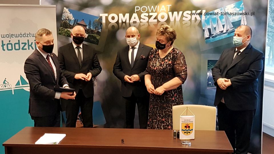 Na zdjęciu: od prawej: Mariusz Węgrzynowski – Starosta Powiatu Tomaszowskiego, Wacława Bąk – Przewodnicząca Rady Powiatu Tomaszowskiego i Prezes Tomaszowskiego Towarzystwa Budownictwa Społecznego, Marcin Witko – Prezydent Tomaszowa Mazowieckiego, Janusz Ciesielski – radny Sejmiku Województwa Łódzkiego i Zbigniew Ziemba – Wicemarszałek Województwa Łódzkiego, podczas podpisania umowy na dofinansowanie projektu Termomodernizacja budynku przy ulicy Piłsudskiego 17/19 w Tomaszowie Mazowieckim