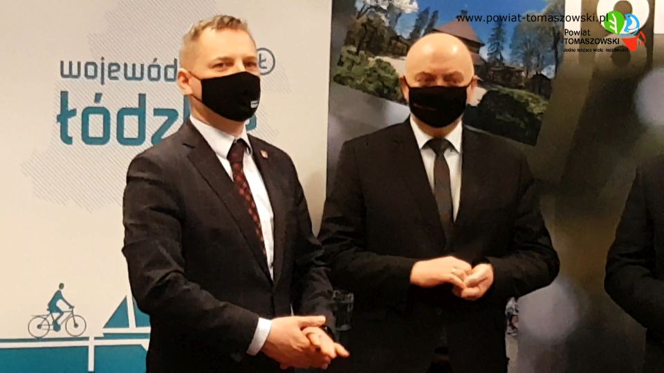 Na zdjęciu: z lewej - Zbigniew Ziemba – Wicemarszałek Województwa Łódzkiego, z prawej Janusz Ciesielski – radny Sejmiku Województwa Łódzkiego - podczas podpisania umowy na dofinansowanie projektu Termomodernizacja budynku przy ulicy Piłsudskiego 17/19 w Tomaszowie Mazowieckim