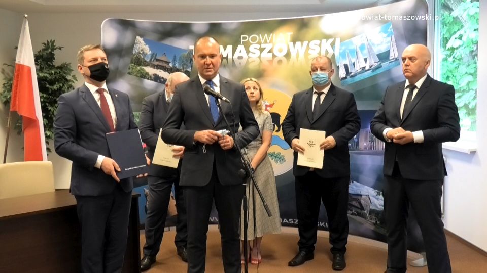 Na zdjęciu: od prawej: Janusz Ciesielski – radny Sejmiku Województwa Łódzkiego, Mariusz Węgrzynowski – Starosta Powiatu Tomaszowskiego, Ewa Wendrowska – radna Sejmiku Województwa Łódzkiego, Przewodnicząca Komisji Zdrowia, Rodziny i Polityki Społecznej, Michał Czechowicz – członek Zarządu Powiatu Tomaszowskiego, odpowiedzialny za Tomaszowskie Centrum Zdrowia, Wiesław Chudzik – Prezes Tomaszowskiego Centrum Zdrowia, Zbigniew Ziemba - Wicemarszałek Województwa Łódzkiego, który umowę podpisywał w imieniu Urzędu Marszałkowskiego w Łodzi, podczas konferencji prasowej, na której została podpisana umowa w sprawie dofinansowania wymiany wind w Tomaszowskim Centrum Zdrowia w Tomaszowie Mazowieckim. Na zdjęciu: od prawej: Janusz Ciesielski – radny Sejmiku Województwa Łódzkiego, Mariusz Węgrzynowski – Starosta Powiatu Tomaszowskiego, Ewa Wendrowska – radna Sejmiku Województwa Łódzkiego, Przewodnicząca Komisji Zdrowia, Rodziny i Polityki Społecznej, Michał Czechowicz – członek Zarządu Powiatu Tomaszowskiego, odpowiedzialny za Tomaszowskie Centrum Zdrowia, Wiesław Chudzik – Prezes Tomaszowskiego Centrum Zdrowia, Zbigniew Ziemba - Wicemarszałek Województwa Łódzkiego, który umowę podpisywał w imieniu Urzędu Marszałkowskiego w Łodzi, podczas konferencji prasowej, na której została podpisana umowa w sprawie dofinansowania wymiany wind w Tomaszowskim Centrum Zdrowia w Tomaszowie Mazowieckim.