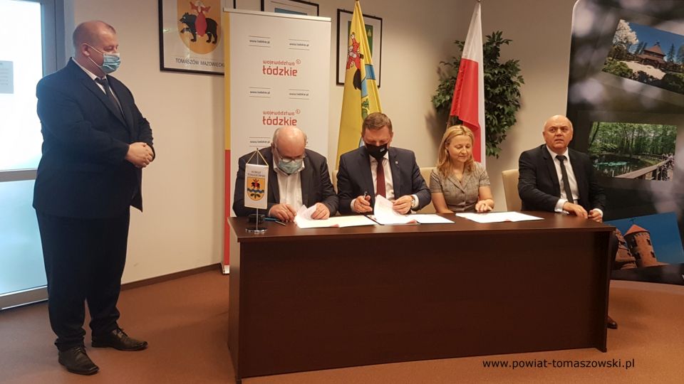 Na zdjęciu: od lewej: Mariusz Węgrzynowski – Starosta Powiatu Tomaszowskiego, Wiesław Chudzik – Prezes Tomaszowskiego Centrum Zdrowia, Zbigniew Ziemba - Wicemarszałek Województwa Łódzkiego, który umowę podpisywał w imieniu Urzędu Marszałkowskiego w Łodzi, Ewa Wendrowska – radna Sejmiku Województwa Łódzkiego, Przewodnicząca Komisji Zdrowia, Rodziny i Polityki Społecznej, Janusz Ciesielski – radny Sejmiku Województwa Łódzkiego, podczas konferencji prasowej, na której została podpisana umowa w sprawie dofinansowania wymiany wind w Tomaszowskim Centrum Zdrowia w Tomaszowie Mazowieckim. Na zdjęciu: od lewej: Mariusz Węgrzynowski – Starosta Powiatu Tomaszowskiego, Wiesław Chudzik – Prezes Tomaszowskiego Centrum Zdrowia, Zbigniew Ziemba - Wicemarszałek Województwa Łódzkiego, który umowę podpisywał w imieniu Urzędu Marszałkowskiego w Łodzi, Ewa Wendrowska – radna Sejmiku Województwa Łódzkiego, Przewodnicząca Komisji Zdrowia, Rodziny i Polityki Społecznej, Janusz Ciesielski – radny Sejmiku Województwa Łódzkiego, podczas konferencji prasowej, na której została podpisana umowa w sprawie dofinansowania wymiany wind w Tomaszowskim Centrum Zdrowia w Tomaszowie Mazowieckim.