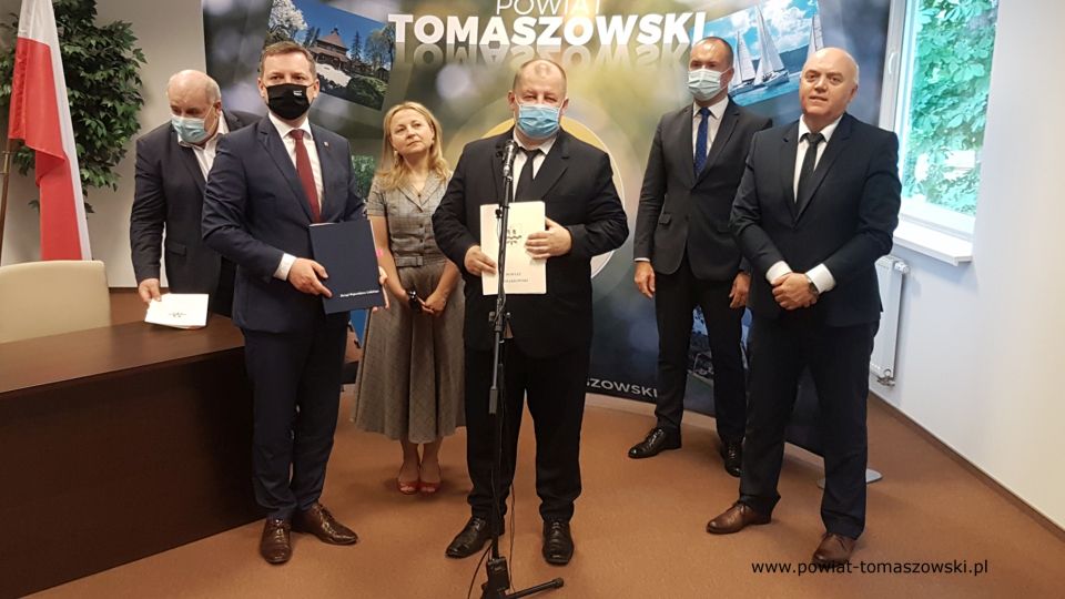 Na zdjęciu: od prawej: Janusz Ciesielski – radny Sejmiku Województwa Łódzkiego, Michał Czechowicz – członek Zarządu Powiatu Tomaszowskiego, odpowiedzialny za Tomaszowskie Centrum Zdrowia, Mariusz Węgrzynowski – Starosta Powiatu Tomaszowskiego, Ewa Wendrowska – radna Sejmiku Województwa Łódzkiego, Przewodnicząca Komisji Zdrowia, Rodziny i Polityki Społecznej, Zbigniew Ziemba - Wicemarszałek Województwa Łódzkiego, który umowę podpisywał w imieniu Urzędu Marszałkowskiego w Łodzi, Wiesław Chudzik – Prezes Tomaszowskiego Centrum Zdrowia, podczas konferencji prasowej, na której została podpisana umowa w sprawie dofinansowania wymiany wind w Tomaszowskim Centrum Zdrowia w Tomaszowie Mazowieckim. Na zdjęciu: od prawej: Janusz Ciesielski – radny Sejmiku Województwa Łódzkiego, Michał Czechowicz – członek Zarządu Powiatu Tomaszowskiego, odpowiedzialny za Tomaszowskie Centrum Zdrowia, Mariusz Węgrzynowski – Starosta Powiatu Tomaszowskiego, Ewa Wendrowska – radna Sejmiku Województwa Łódzkiego, Przewodnicząca Komisji Zdrowia, Rodziny i Polityki Społecznej, Zbigniew Ziemba - Wicemarszałek Województwa Łódzkiego, który umowę podpisywał w imieniu Urzędu Marszałkowskiego w Łodzi, Wiesław Chudzik – Prezes Tomaszowskiego Centrum Zdrowia, podczas konferencji prasowej, na której została podpisana umowa w sprawie dofinansowania wymiany wind w Tomaszowskim Centrum Zdrowia w Tomaszowie Mazowieckim.