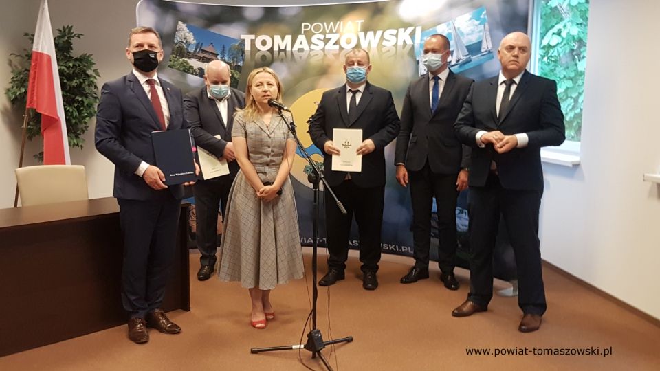 Na zdjęciu: od prawej: Janusz Ciesielski – radny Sejmiku Województwa Łódzkiego, Michał Czechowicz – członek Zarządu Powiatu Tomaszowskiego, odpowiedzialny za Tomaszowskie Centrum Zdrowia, Mariusz Węgrzynowski – Starosta Powiatu Tomaszowskiego, Ewa Wendrowska – radna Sejmiku Województwa Łódzkiego, Przewodnicząca Komisji Zdrowia, Rodziny i Polityki Społecznej, Wiesław Chudzik – Prezes Tomaszowskiego Centrum Zdrowia, Zbigniew Ziemba - Wicemarszałek Województwa Łódzkiego, który umowę podpisywał w imieniu Urzędu Marszałkowskiego w Łodzi, podczas konferencji prasowej, na której została podpisana umowa w sprawie dofinansowania wymiany wind w Tomaszowskim Centrum Zdrowia w Tomaszowie Mazowieckim. Na zdjęciu: od prawej: Janusz Ciesielski – radny Sejmiku Województwa Łódzkiego, Michał Czechowicz – członek Zarządu Powiatu Tomaszowskiego, odpowiedzialny za Tomaszowskie Centrum Zdrowia, Mariusz Węgrzynowski – Starosta Powiatu Tomaszowskiego, Ewa Wendrowska – radna Sejmiku Województwa Łódzkiego, Przewodnicząca Komisji Zdrowia, Rodziny i Polityki Społecznej, Wiesław Chudzik – Prezes Tomaszowskiego Centrum Zdrowia, Zbigniew Ziemba - Wicemarszałek Województwa Łódzkiego, który umowę podpisywał w imieniu Urzędu Marszałkowskiego w Łodzi, podczas konferencji prasowej, na której została podpisana umowa w sprawie dofinansowania wymiany wind w Tomaszowskim Centrum Zdrowia w Tomaszowie Mazowieckim.