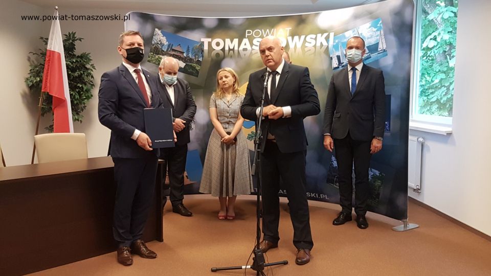 Na zdjęciu: od prawej: Michał Czechowicz – członek Zarządu Powiatu Tomaszowskiego, odpowiedzialny za Tomaszowskie Centrum Zdrowia, Janusz Ciesielski – radny Sejmiku Województwa Łódzkiego, Ewa Wendrowska – radna Sejmiku Województwa Łódzkiego, Przewodnicząca Komisji Zdrowia, Rodziny i Polityki Społecznej, Wiesław Chudzik – Prezes Tomaszowskiego Centrum Zdrowia, Zbigniew Ziemba - Wicemarszałek Województwa Łódzkiego, który umowę podpisywał w imieniu Urzędu Marszałkowskiego w Łodzi, podczas konferencji prasowej, na której została podpisana umowa w sprawie dofinansowania wymiany wind w Tomaszowskim Centrum Zdrowia w Tomaszowie Mazowieckim Na zdjęciu: od prawej: Michał Czechowicz – członek Zarządu Powiatu Tomaszowskiego, odpowiedzialny za Tomaszowskie Centrum Zdrowia, Janusz Ciesielski – radny Sejmiku Województwa Łódzkiego, Ewa Wendrowska – radna Sejmiku Województwa Łódzkiego, Przewodnicząca Komisji Zdrowia, Rodziny i Polityki Społecznej, Wiesław Chudzik – Prezes Tomaszowskiego Centrum Zdrowia, Zbigniew Ziemba - Wicemarszałek Województwa Łódzkiego, który umowę podpisywał w imieniu Urzędu Marszałkowskiego w Łodzi, podczas konferencji prasowej, na której została podpisana umowa w sprawie dofinansowania wymiany wind w Tomaszowskim Centrum Zdrowia w Tomaszowie Mazowieckim