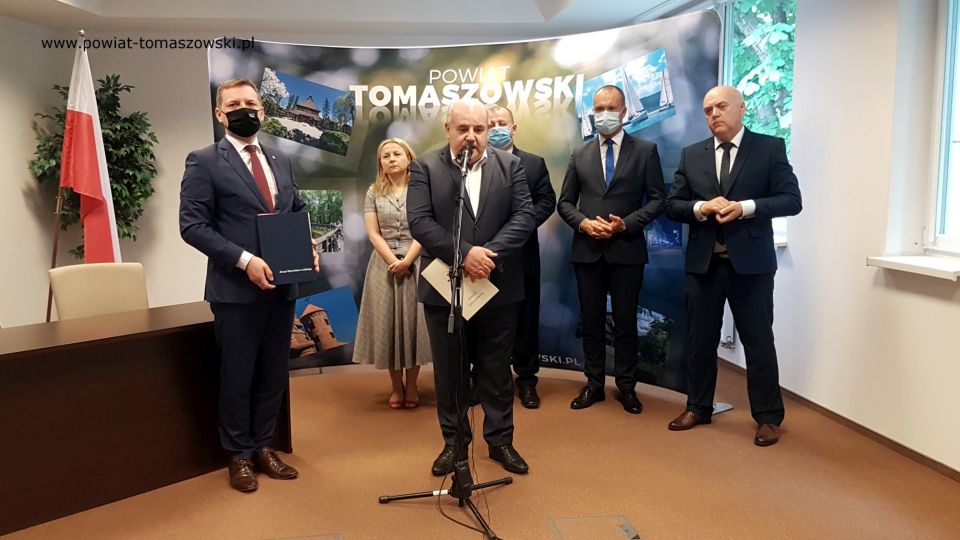 Na zdjęciu: od prawej: Janusz Ciesielski – radny Sejmiku Województwa Łódzkiego, Michał Czechowicz – członek Zarządu Powiatu Tomaszowskiego, odpowiedzialny za Tomaszowskie Centrum Zdrowia, Mariusz Węgrzynowski – Starosta Powiatu Tomaszowskiego, Wiesław Chudzik – Prezes Tomaszowskiego Centrum Zdrowia, Ewa Wendrowska – radna Sejmiku Województwa Łódzkiego, Przewodnicząca Komisji Zdrowia, Rodziny i Polityki Społecznej, Zbigniew Ziemba - Wicemarszałek Województwa Łódzkiego, który umowę podpisywał w imieniu Urzędu Marszałkowskiego w Łodzi, podczas konferencji prasowej, na której została podpisana umowa w sprawie dofinansowania wymiany wind w Tomaszowskim Centrum Zdrowia w Tomaszowie Mazowieckim. Na zdjęciu: od prawej: Janusz Ciesielski – radny Sejmiku Województwa Łódzkiego, Michał Czechowicz – członek Zarządu Powiatu Tomaszowskiego, odpowiedzialny za Tomaszowskie Centrum Zdrowia, Mariusz Węgrzynowski – Starosta Powiatu Tomaszowskiego, Wiesław Chudzik – Prezes Tomaszowskiego Centrum Zdrowia, Ewa Wendrowska – radna Sejmiku Województwa Łódzkiego, Przewodnicząca Komisji Zdrowia, Rodziny i Polityki Społecznej, Zbigniew Ziemba - Wicemarszałek Województwa Łódzkiego, który umowę podpisywał w imieniu Urzędu Marszałkowskiego w Łodzi, podczas konferencji prasowej, na której została podpisana umowa w sprawie dofinansowania wymiany wind w Tomaszowskim Centrum Zdrowia w Tomaszowie Mazowieckim.