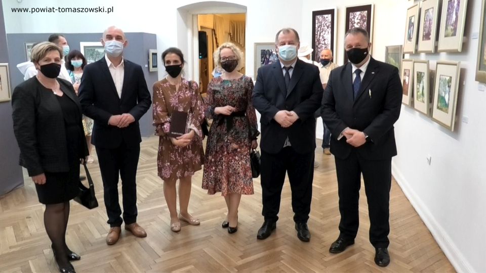 Na zdjęciu: od prawej: Waldemar Flajszer – Łódzki Kurator Oświaty, Mariusz Węgrzynowski – Starosta Powiatu Tomaszowskiego, Martta Węg- artystka, malarka, Agnieszka Węgrzynowska, Dariusz Misztal – Wójt Gminy Będków, Elżbieta Łojszczyk – członek Zarządu Powiatu Tomaszowskiego, w Noc Muzeów 2021, w Muzeum im. Antoniego hrabiego Ostrowskiego w Tomaszowie Mazowieckim, na wernisażu wystawy prac Marty Węgrzynowskiej – Martty Węg, zatytułowanej „Źródła”