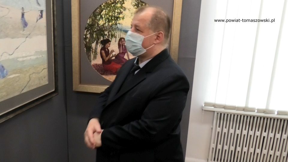 Na zdjęciu: Mariusz Węgrzynowski – Starosta Powiatu Tomaszowskiego, ogląda obrazy Martty Węg, w Noc Muzeów 2021, w Muzeum im. Antoniego hrabiego Ostrowskiego w Tomaszowie Mazowieckim, na wernisażu wystawy prac Marty Węgrzynowskiej – Martty Węg, zatytułowanej „Źródła”