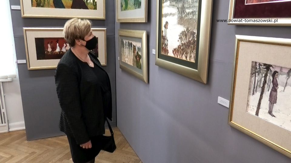 Na zdjęciu: Elżbieta Łojszczyk – członek Zarządu Powiatu Tomaszowskiego, ogląda obrazy Martty Węg, w Noc Muzeów 2021, w Muzeum im. Antoniego hrabiego Ostrowskiego w Tomaszowie Mazowieckim, na wernisażu wystawy prac Marty Węgrzynowskiej – Martty Węg, zatytułowanej „Źródła”