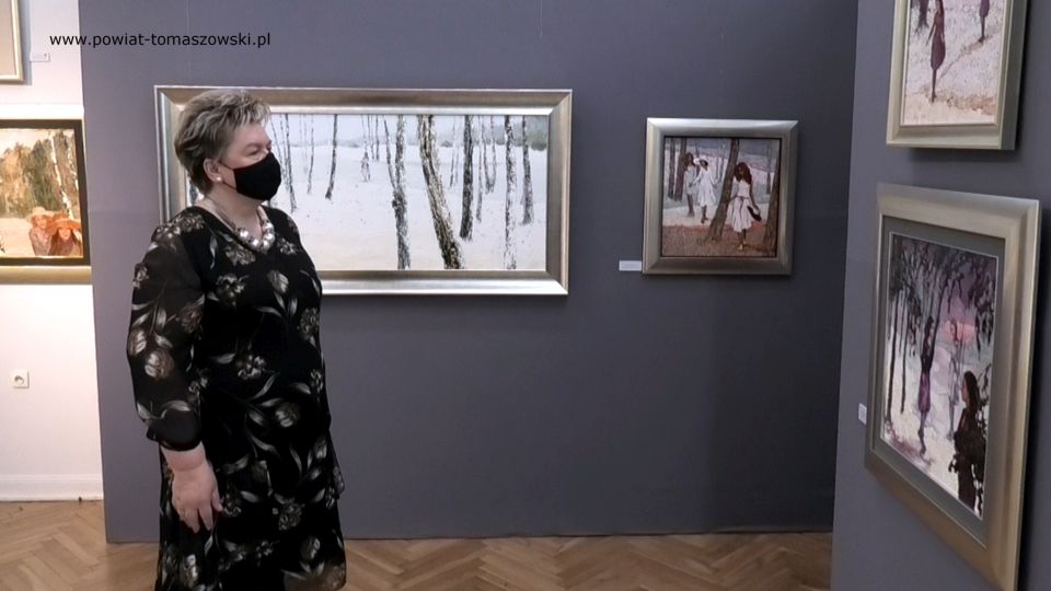 Na zdjęciu: Wacława Bąk – Przewodnicząca Rady Powiatu Tomaszowskiego, ogląda obrazy Martty Węg, w Noc Muzeów 2021, w Muzeum im. Antoniego hrabiego Ostrowskiego w Tomaszowie Mazowieckim, na wernisażu wystawy prac Marty Węgrzynowskiej – Martty Węg, zatytułowanej „Źródła”