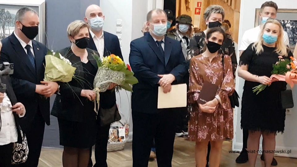 Na zdjęciu: od lewej: Waldemar Flajszer – Łódzki Kurator Oświaty, Elżbieta Łojszczyk – członek Zarządu Powiatu Tomaszowskiego, Dariusz Misztal – Wójt Gminy Będków, Mariusz Węgrzynowski – Starosta Powiatu Tomaszowskiego, Agnieszka Węgrzynowska, Izabela Śliwińska – Wiceprezydent Tomaszowa Mazowieckiego, z tyłu – Wacława Bąk – Przewodnicząca Rady Powiatu Tomaszowskiego, w Noc Muzeów 2021, w Muzeum im. Antoniego hrabiego Ostrowskiego w Tomaszowie Mazowieckim, na wernisażu wystawy prac Marty Węgrzynowskiej – Martty Węg, zatytułowanej „Źródła”