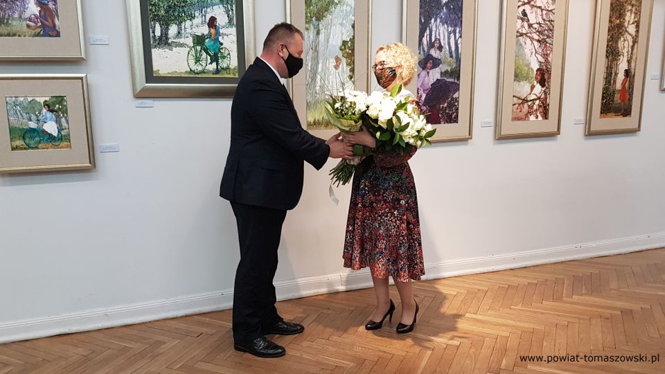 Na zdjęciu: Waldemar Flajszer – Łódzki Kurator Oświaty gratuluje i składa życzenia, Marcie Węg - artystce, malarce, w Noc Muzeów 2021, w Muzeum im. Antoniego hrabiego Ostrowskiego w Tomaszowie Mazowieckim, na wernisażu wystawy prac Marty Węgrzynowskiej – Martty Węg, zatytułowanej „Źródła”