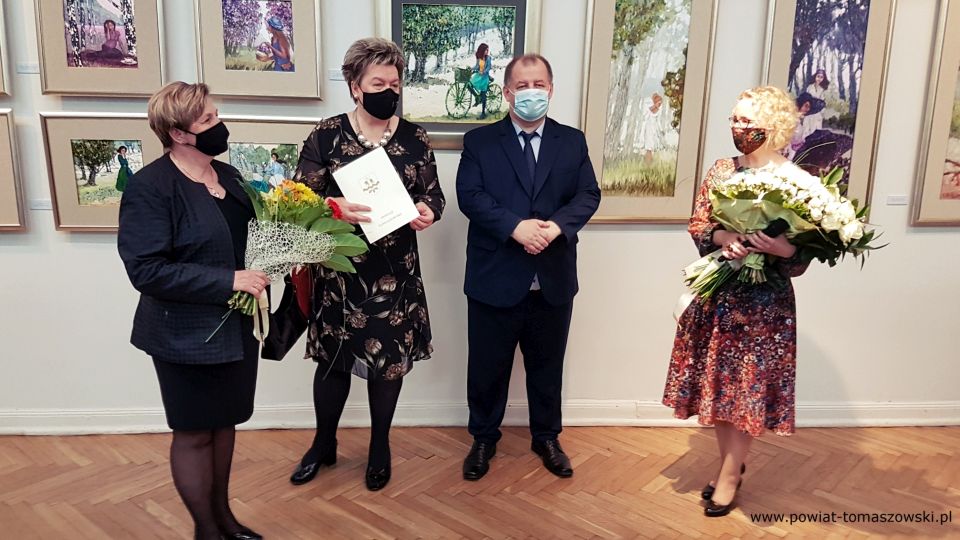 Na zdjęciu: od lewej: Elżbieta Łojszczyk – członek Zarządu Powiatu Tomaszowskiego, Wacława Bąk – Przewodnicząca Rady Powiatu Tomaszowskiego, Mariusz Węgrzynowski – Starosta Powiatu Tomaszowskiego, gratulują i składają życzenia, Marcie Węg - artystce, malarce, w Noc Muzeów 2021, w Muzeum im. Antoniego hrabiego Ostrowskiego w Tomaszowie Mazowieckim, na wernisażu wystawy prac Marty Węgrzynowskiej – Martty Węg, zatytułowanej „Źródła”
