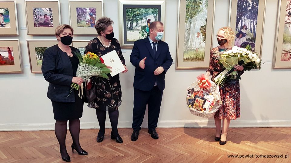 Na zdjęciu: od lewej: Elżbieta Łojszczyk – członek Zarządu Powiatu Tomaszowskiego, Wacława Bąk – Przewodnicząca Rady Powiatu Tomaszowskiego, Mariusz Węgrzynowski – Starosta Powiatu Tomaszowskiego, gratulują i składają życzenia, Marcie Węg - artystce, malarce, w Noc Muzeów 2021, w Muzeum im. Antoniego hrabiego Ostrowskiego w Tomaszowie Mazowieckim, na wernisażu wystawy prac Marty Węgrzynowskiej – Martty Węg, zatytułowanej „Źródła”