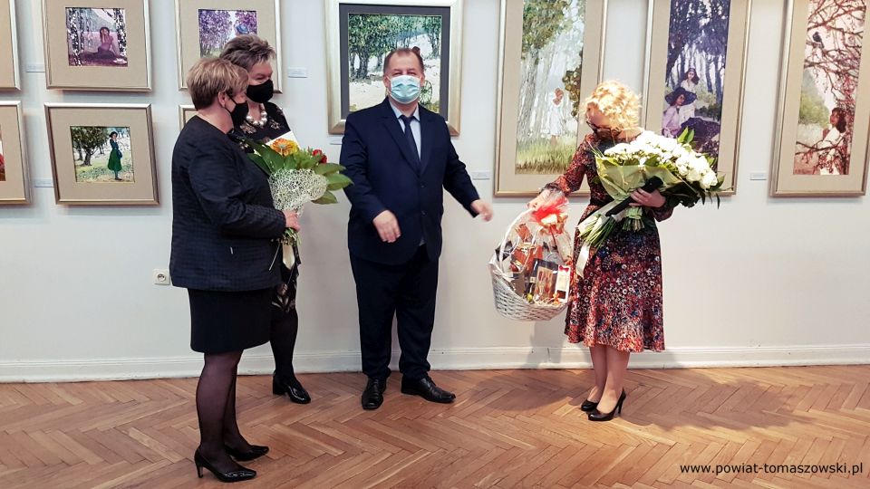 Na zdjęciu: od lewej: Elżbieta Łojszczyk – członek Zarządu Powiatu Tomaszowskiego, Wacława Bąk – Przewodnicząca Rady Powiatu Tomaszowskiego, Mariusz Węgrzynowski – Starosta Powiatu Tomaszowskiego, gratulują i składają życzenia, Marcie Węg - artystce, malarce, w Noc Muzeów 2021, w Muzeum im. Antoniego hrabiego Ostrowskiego w Tomaszowie Mazowieckim, na wernisażu wystawy prac Marty Węgrzynowskiej – Martty Węg, zatytułowanej „Źródła”