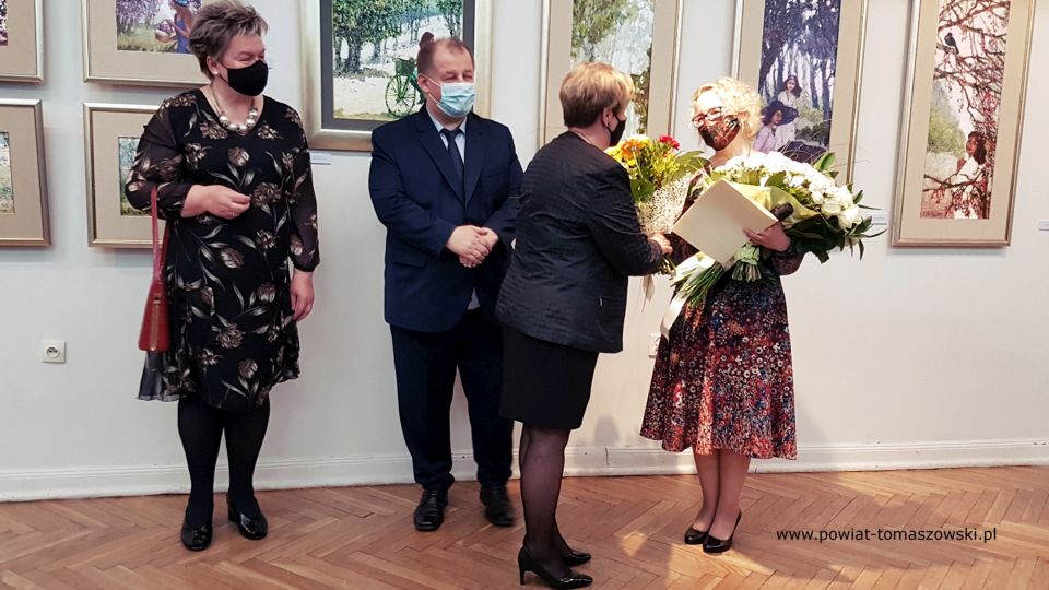 Na zdjęciu: od lewej: Wacława Bąk – Przewodnicząca Rady Powiatu Tomaszowskiego, Mariusz Węgrzynowski – Starosta Powiatu Tomaszowskiego, Elżbieta Łojszczyk – członek Zarządu Powiatu Tomaszowskiego, gratulują i składają życzenia, Marcie Węg - artystce, malarce, w Noc Muzeów 2021, w Muzeum im. Antoniego hrabiego Ostrowskiego w Tomaszowie Mazowieckim, na wernisażu wystawy prac Marty Węgrzynowskiej – Martty Węg, zatytułowanej „Źródła”